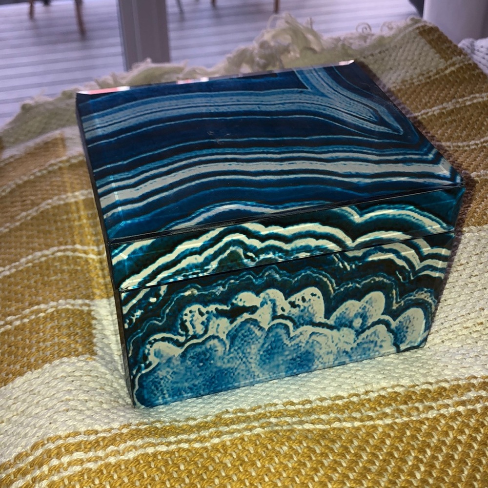 Abstract decorative box - Picture 2 of 7